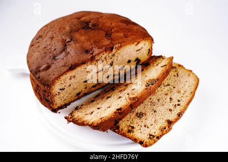 Kerala Weihnachtsfrucht oder Pflaumenkuchen auf weißem Hintergrund, selektiver Fokus Stockfoto