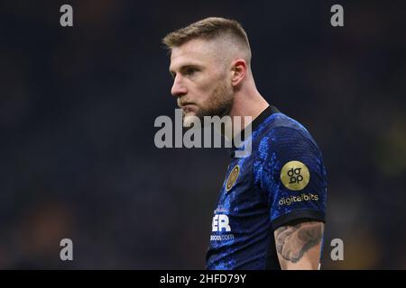 Mailand, Italien, 12th. Januar 2022.Milan Skriniar vom FC Internazionale schaut während des Supercoppa Frecciarossa-Spiels bei Giuseppe Meazza, Mailand, auf. Bildnachweis sollte lauten: Jonathan Moscrop / Sportimage Stockfoto