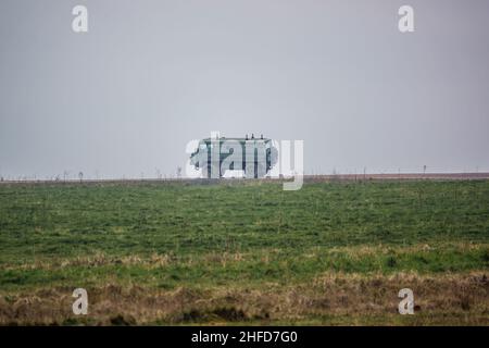 Britische Armee Pinzgauer High-Mobility All-Terrain 4x4 Fahrzeug Schleppen eines kleinen Anhängers auf einer militärischen Übung Wiltshire UK Stockfoto