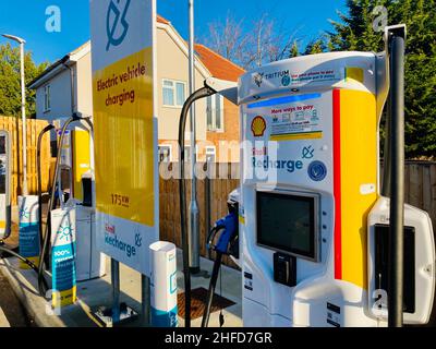 Shell Charate Ladestation für Elektrofahrzeuge in Windsor, Großbritannien. 175kw schnelle ultraschnelle EV-Ladung für Elektroautos. Stockfoto