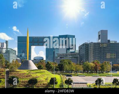 tokio, japan - oktober 28 2021: Gläsernes Bogengebäude des Telecom Center vor der Flamme der Freiheit oder der Flamme der Freiheit vom französischen Bildhauer Marc Stockfoto