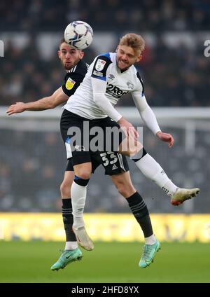 Derby, England, 15th. Januar 2022. Rhys Norrington Davies von Sheffield Utd und Kamil Jozwiak von Derby County während des Sky Bet Championship-Spiels im Pride Park Stadium, Derby. Bildnachweis sollte lauten: Simon Bellis / Sportimage Stockfoto