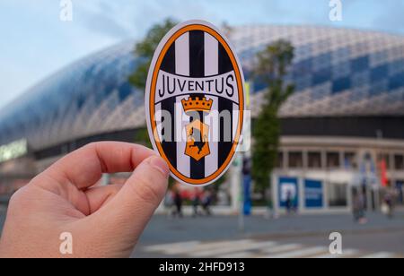 30. August 2021, Turin, Italien. Das Emblem des Fußballvereins Juventus auf dem Hintergrund des modernen Stadions. Stockfoto