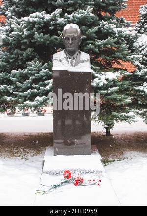 5. Dezember 2021, Moskau, Russland. Denkmal am Grab des Generalsekretärs des Zentralkomitees der KPdSU Juri Andropow in der Nekropole in der Nähe des Kr Stockfoto