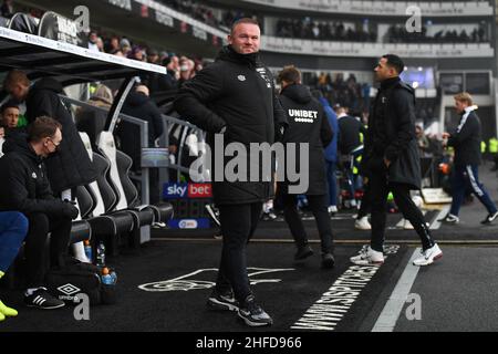 DERBY, GROSSBRITANNIEN. JAN 15th Wayne Rooney, Manager von Derby County, lächelt während des Sky Bet Championship-Spiels zwischen Derby County und Sheffield United im Pride Park, Derby am Samstag, den 15th. Januar 2022. (Kredit: Jon Hobley | MI News) Kredit: MI Nachrichten & Sport /Alamy Live News Stockfoto