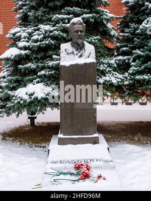 5. Dezember 2021, Moskau, Russland. Denkmal am Grab des sowjetischen Staatsmannes Michail Kainin in der Nekropole in der Nähe der Kremlmauer auf dem Roten Platz. Stockfoto