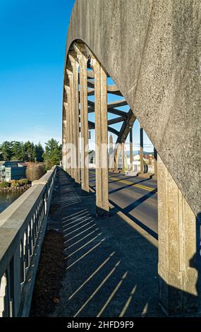 Südbogen der Siuslaw River Bridge in Florence, Oregon, USA Stockfoto