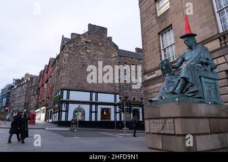 Die Statue des schottischen Philosophen David Hume auf der Royal Mile in Edinburgh, mit einem roten Verkehrskegel auf dem Kopf Stockfoto