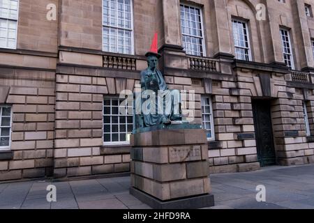 Die Statue des schottischen Philosophen David Hume auf der Royal Mile in Edinburgh, mit einem roten Verkehrskegel auf dem Kopf Stockfoto