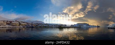 Honningsvag ist die nördlichste Stadt auf dem norwegischen Festland. Es befindet sich in der Gemeinde Nordkapp im Bezirk Troms Og Finnmark. Stockfoto