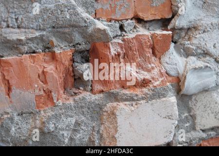 Nahaufnahme. Zur alten beschädigten Ziegelmauer. Abstrakter strukturierter Hintergrund. Stockfoto