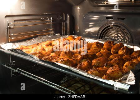 Hähnchenflügel im Ofen zu knuspriger Kruste gebacken. Hähnchengrill. Hausmannskost-Konzept. Stockfoto