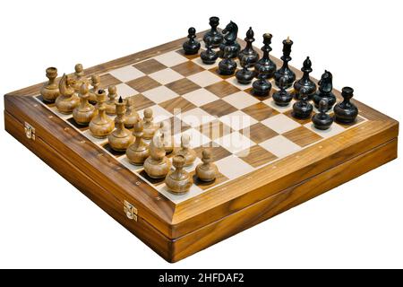 Die hölzernen Schachfiguren auf einem Schachbrett isoliert auf einem weißen Hintergrund. Bereit zum Schachspiel. Stockfoto