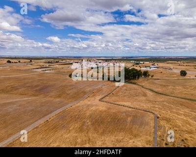 Luftaufnahme des neuen Dorfes Luz, erbaut 2002 auf einem von der Gemeinde ausgewählten Grundstück. Das ursprüngliche Dorf Luz liegt unter dem Wasser von Al Stockfoto