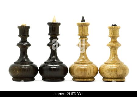 Weiße und schwarze Könige und Königinnen Schachfiguren isoliert auf weißem Hintergrund. Schachfiguren aus Holz. Stockfoto