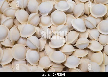 Kleine gefrorene Knödel Textur Hintergrund. Zubereitete Lebensmittel im Gefrierschrank im Laden. Stockfoto