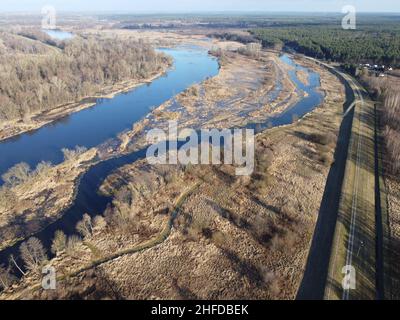 Oxbow See des Narew Flusses in der Nähe von Pultusk an einem sonnigen Herbsttag. Tag. Stockfoto