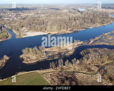 Oxbow See des Narew Flusses in der Nähe von Pultusk an einem sonnigen Herbsttag. Tag. Stockfoto