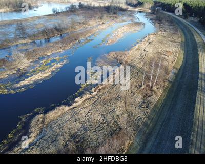 Oxbow See des Narew Flusses in der Nähe von Pultusk an einem sonnigen Herbsttag. Tag. Stockfoto