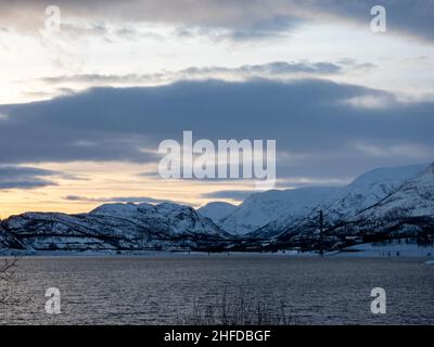 Der Kafjord in Alta Municipality in Troms Og Finnmark County, Norwegen, wird von einem Brückenschlag der europäischen Autobahn E06 überquert, die dem nördlichen Sho folgt Stockfoto