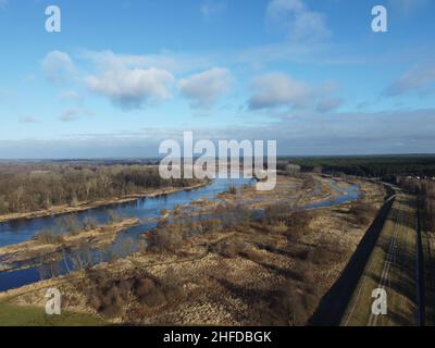 Oxbow See des Narew Flusses in der Nähe von Pultusk an einem sonnigen Herbsttag. Tag. Stockfoto