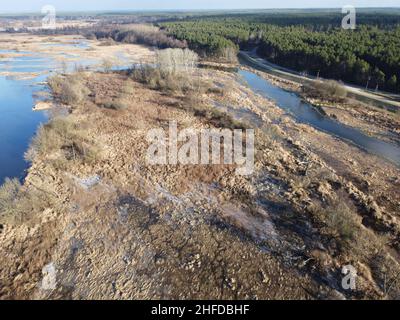 Oxbow See des Narew Flusses in der Nähe von Pultusk an einem sonnigen Herbsttag. Tag. Stockfoto