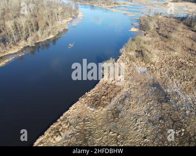 Oxbow See des Narew Flusses in der Nähe von Pultusk an einem sonnigen Herbsttag. Tag. Stockfoto