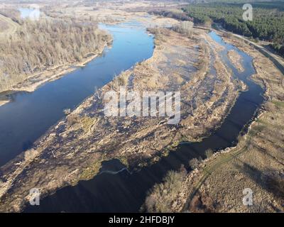 Oxbow See des Narew Flusses in der Nähe von Pultusk an einem sonnigen Herbsttag. Tag. Stockfoto