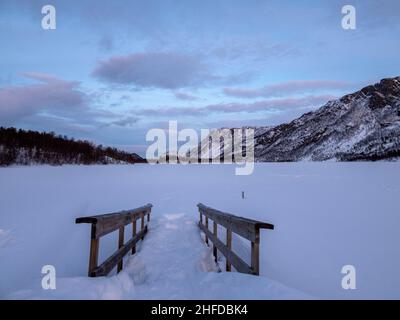 Mattisvannet ist ein See in der Nähe von Kafjord in Norwegen. Stockfoto