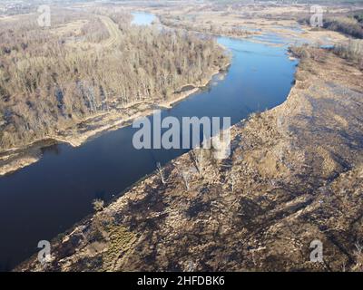 Oxbow See des Narew Flusses in der Nähe von Pultusk an einem sonnigen Herbsttag. Tag. Stockfoto