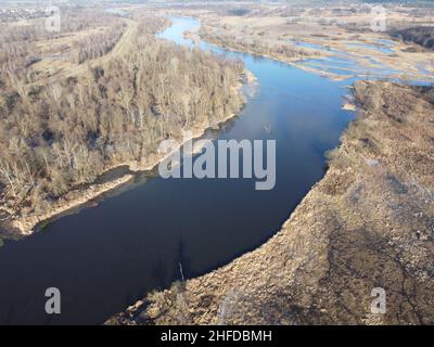 Oxbow See des Narew Flusses in der Nähe von Pultusk an einem sonnigen Herbsttag. Tag. Stockfoto