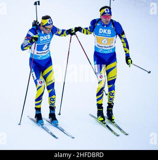 Ruhpolding, Deutschland. 15th Januar 2022. Biathlon: Weltcup, Staffel 4 x 7,5 km in der Chiemgau Arena, Herren. Bogdan Tsymbal (r) aus der Ukraine wechselt zu Anton Dudtschenko aus der Ukraine. Quelle: Sven Hoppe/dpa/Alamy Live News Stockfoto