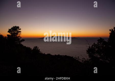 Rom, Italien. 13th Januar 2022. Blick auf den Sonnenuntergang auf der Insel Giglio vom Monte Argentario aus (Foto: Matteo Nardone/Pacific Press) Quelle: Pacific Press Media Production Corp./Alamy Live News Stockfoto