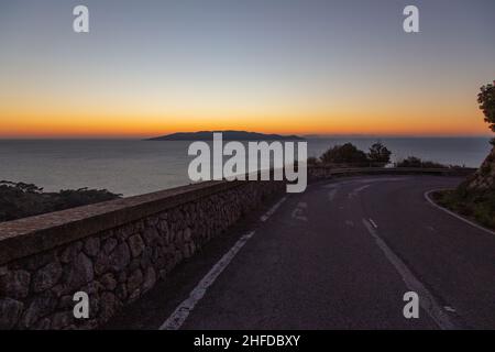 Rom, Italien. 13th Januar 2022. Blick auf den Sonnenuntergang auf der Insel Giglio vom Monte Argentario aus (Foto: Matteo Nardone/Pacific Press) Quelle: Pacific Press Media Production Corp./Alamy Live News Stockfoto