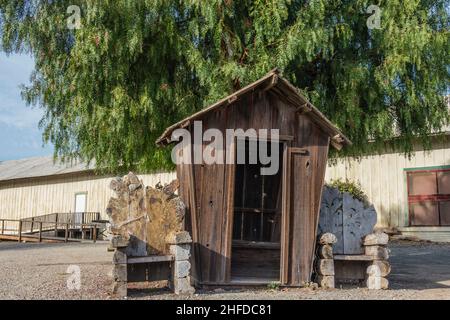 Ein Sitzer im Nebengebäude. Stockfoto