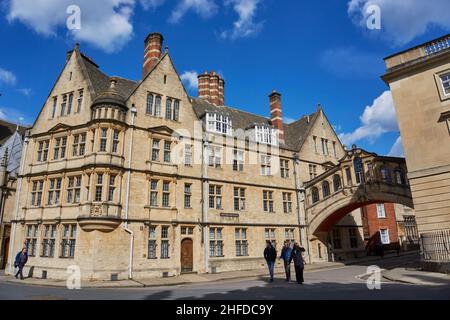 Hertford Bridge, oder Bridge of Seufzer, ein Skyway zwischen zwei Gebäuden des Hertford College der Oxford University, Oxford, England. Das Hotel liegt im New Coll Stockfoto