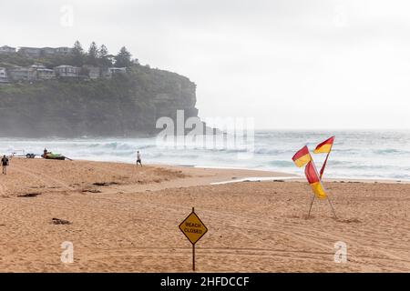 Bilgola Beach, Sydney. Die Strände an der Ostküste Australiens wurden aufgrund von Tsunami-Warnungen des Joint Australian Tsunami Warning Center nach dem Vulkanausbruch im Pazifik geschlossen. Aufgrund dieser Warnung wurden die offenen Schwimmrennen von Bilgola Beach Blackmores abgesagt. Quelle: martin Berry/Alamy Live News Stockfoto