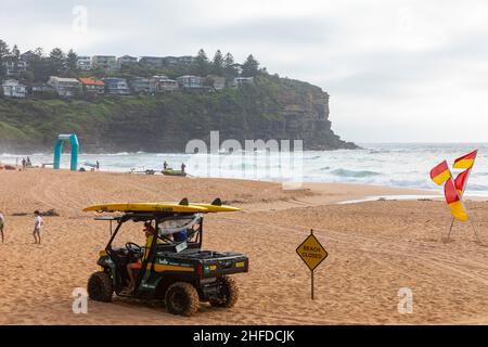 Bilgola Beach, Sydney. Die Strände an der Ostküste Australiens wurden aufgrund von Tsunami-Warnungen des Joint Australian Tsunami Warning Center nach dem Vulkanausbruch im Pazifik geschlossen. Aufgrund dieser Warnung wurden die offenen Schwimmrennen von Bilgola Beach Blackmores abgesagt. Quelle: martin Berry/Alamy Live News Stockfoto