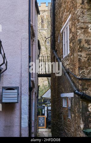 OXFORD, Großbritannien - 13. April 2021. Oxford Pub am Ende einer schmalen Straße. Stockfoto