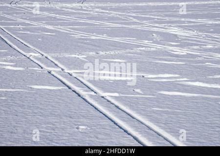 Skipiste auf flacher Schneeoberfläche. Skifahren in der Wintersaison. Wintersport Hintergrund. Stockfoto