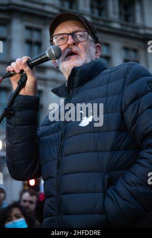 London, England, Großbritannien 15. Januar 2022 Jeremy Corbyn spricht vor Hunderten von Demonstranten, die sich nach einem marsch von Lincolns Inn Fields, der gegen das Gesetz über Polizei, Verbrechen, Verurteilung und Gerichte abgehalten wurde, auf dem Parliament Square versammelten Stockfoto