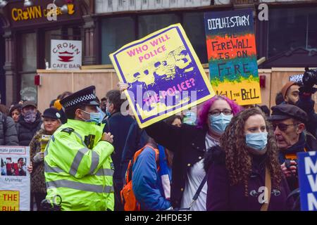 London, Großbritannien 15th. Januar 2022. Tötet die Demonstranten von Bill on the Strand. Tausende von Menschen marschierten durch das Zentrum Londons, um gegen das Gesetz über Polizei, Verbrechen, Verurteilung und Gerichte zu protestieren, was viele Arten von Protest illegal machen wird. Kredit: Vuk Valcic / Alamy Live Nachrichten Stockfoto