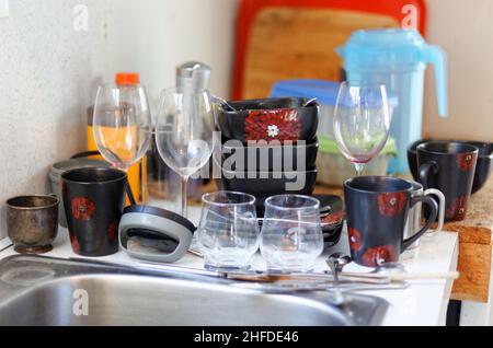 Dreckiges Geschirr auf der Küchenabtheke. Quebec, Kanada Stockfoto