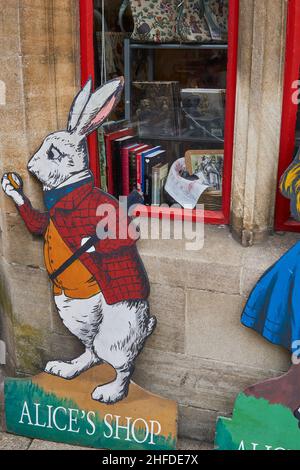 OXFORD, Großbritannien - 13. April 2021. Ausschnitte aus Pappe vor dem ersten Buchladen, der 1865 'Alice's Adventures in Wonderland' verkaufte. Alices Geschäft Stockfoto