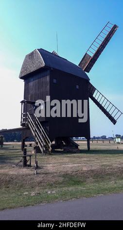 Die Windmühle in Wilhelmsaue wurde 1880 gebaut. Bis 1964 wurde Mehl und Schredder gemahlen, danach wurde die Mühle zur Ruine. 1983 ein Stern der Renovierung Stockfoto