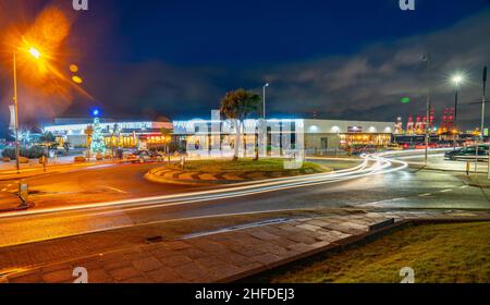 Marine Promenade, New Brighton, The Wirral, mit Seaforth Container Terminal in Liverpool in der Ferne. Aufnahme im Dezember 2021. Stockfoto