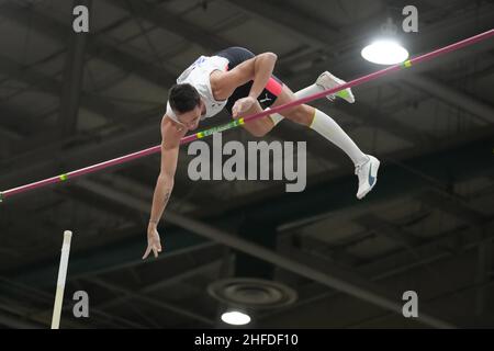 KC Lightfoot gewinnt beim UCS Spirit National Pole Vault Summit bei den Reno-Sparks Livestock Events den Elite-Männerwettbewerb mit 19-4 3/4 (5,91m) Stockfoto