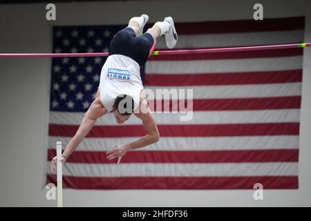 KC Lightfoot gewinnt beim UCS Spirit National Pole Vault Summit bei den Reno-Sparks Livestock Events den Elite-Männerwettbewerb mit 19-4 3/4 (5,91m) Stockfoto