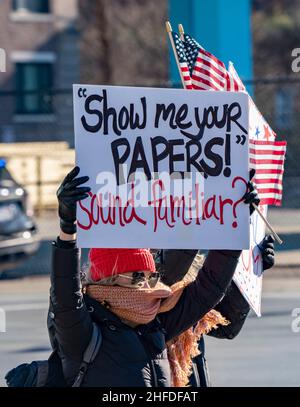 15. Januar 2022, Boston, Massachusetts, USA: Demonstration des Anti-COVID-19-Impfmandats mit einem Schild zeigt mir Eure Papiere! Klingen Sie vertraut, bevor Sie in der Innenstadt von Boston gegen das Mandat in Boston marschieren. Die Bürgermeisterin von Boston, Michelle Wu, gab bekannt, dass der Nachweis einer Impfung gegen COVID-19 beim Betreten bestimmter Innenräume in Boston erforderlich ist, da die Impfvorschriften der Stadt für Innenräume am 15. Januar 2022 in Kraft treten. Die Stadt kündigte auch an, dass es eine Impfung aller Mitarbeiter der Stadt auf demselben Zeitplan erfordern wird (15. Januar für die erste Dosis und 15. Februar für die zweite Dosis), es sei denn Stockfoto