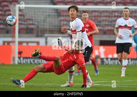 Stuttgart, Deutschland. 15th Januar 2022. Hiroki ITO (VFB Stuttgart) Action, Duelle gegen Andre SILVA (L). Fußball 1. Bundesliga-Saison 2021/2022, 19.Spieltag, matchday19. VFB Stuttgart-RB Leipzig 0-2 am 15th. Januar 2022, Mercedes Benz Arena Stuttgart Quelle: dpa/Alamy Live News Stockfoto